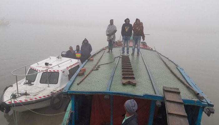 পদ্মা নদীতে আটকে পড়া শিক্ষার্থী ও শিশুসহ ২৪ জনকে উদ্ধার করেছে নৌপুলিশ